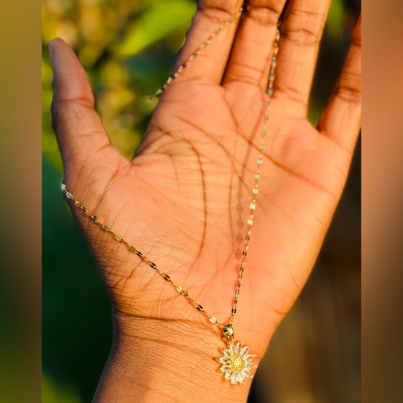 New- 18k Gold Plated Sunflower necklace - Picture 3 of 4